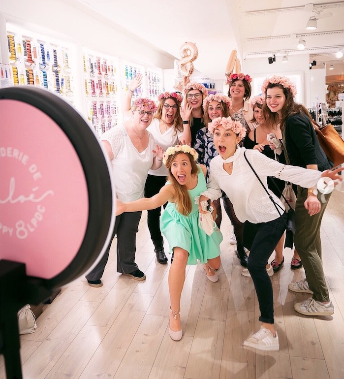 Des collègues de travail s'amusent devant un photobooth