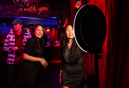 Deux jeunes filles se prennent en photo avec le photomaton Josepho dans un bar