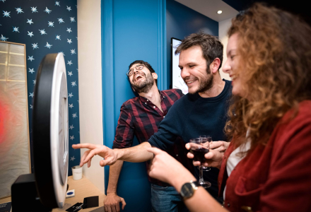 Un groupe d’amis se prend en photo et s’amusent avec le photobooth Josepho lors d’une inauguration de magasin