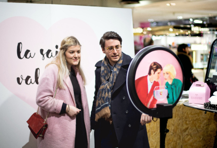 Un couple se prend en GIF avec la borne photo Josepho aux Galeries lafayettes