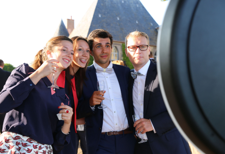 Un marié se prend en photo avec ses amis grâce à la borne photo Josepho, à son mariage
