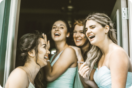 4 femmes invitées d'honneurs à un mariage