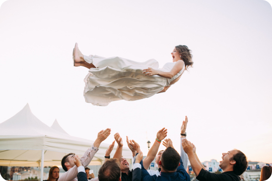 Mariage avec la borne Josepho. La mariée est portée par un groupe d'amis.