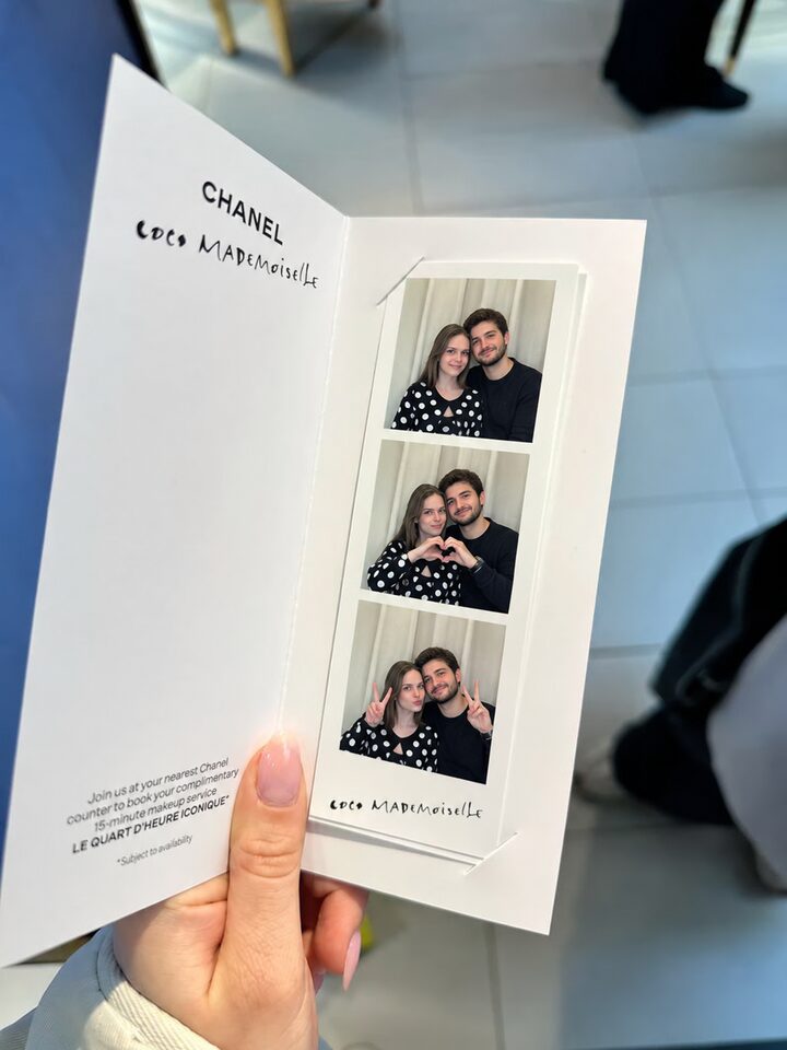 Bande de trois photos glissée dans une pochette cartonnée personnalisée